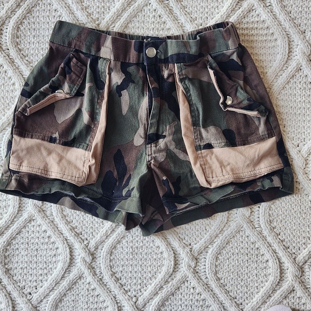 Like an Angel Camo Cargo Shorts Size M